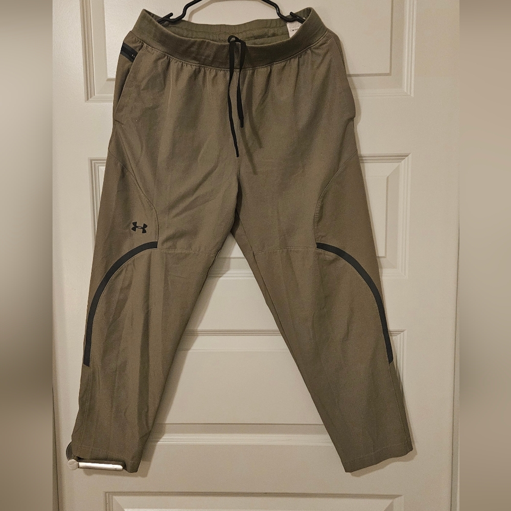 Women's Under Armour Ankle Pants.Medium.Olive Green Color.Great For everyday use